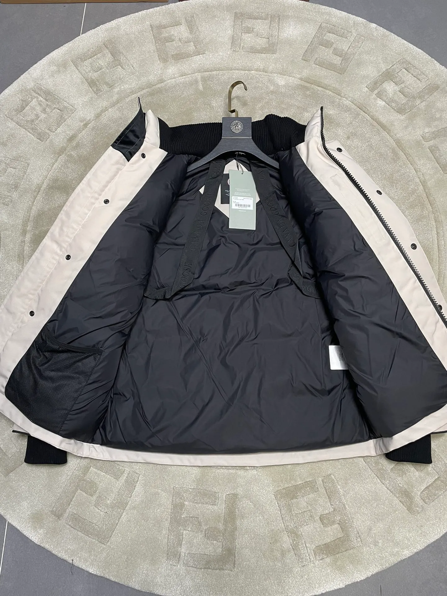P800 forester men's new model black 24 models Canada Goose (Canada Goose) Men's model xs-xxl The highest version on the market! 🔥 Recommendation of single product for autumn and winter hard goods # Produced by OEM canada goose # The Canadian brand canada goose has always been recognized as the warmest down jacket, and its existence can often be seen in the winter street photos of various celebrities. I make Canada Goose every year, but I still can’t get rid of my love for it. No matter how cold the weather is, there’s no need to be afraid! Because this year, as always, we will provide you with ruthless goods and prepare large quantities of goods. I believe that the market has become a bit chaotic, but we are not afraid. Only good things are competitive, not comparing prices! No one is stupid enough to quote a high price and send old customers away! Look at price in the short term and quality in the long term! If you care about quality, please respect its price! If what you want is cheap, please don't expect good quality! You get what you pay for, this is the rule of the market! We really value quality. It is only worn by the one who understands you! Filling content: 90 international standard duck down! I won’t say much more, everyone sells their own goods! Regarding the down content, you can feel it with your hands. There is nothing wrong with good down. Another customer said that the clothes are very light, but the ones on the market are very heavy. For us insiders, adding some filament to the clothes will make them look bulging and heavy. But we won't do that! 🔥Pure original fidelity! 🔥Everyone who has been cooperating with us in the past few years knows that the large-scale wholesale market products are incomparable to us. You are welcome to visit the brick cabinet and then come to my home to buy! It is the legendary warmest down jacket. A goose and a single layer of clothing can withstand minus 20 degrees Celsius! Known as a must-have for Arctic outdoor sports! The most popular down jacket in the world, celebrities are rushing to buy it, it is a must-have!